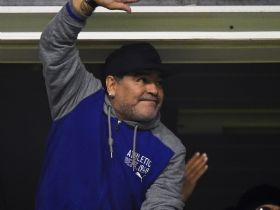 Maradona biedt zich aan: ‘Ik wil het wel doen, ik doe het gratis’