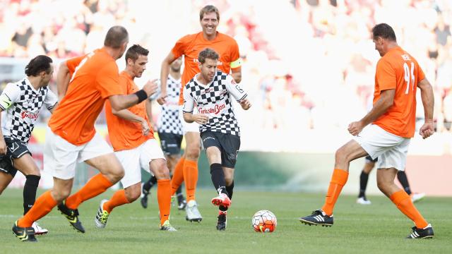 Formule 1-coureurs en Duitse topsporters voetballen voor Schumacher