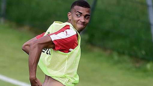 Voetballer verliest weddenschap en lost meteen schuld af