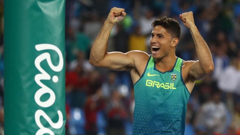 Olympics Rio 2016: Thiago Braz da Silva stuns favourites to win pole vault gold for Brazil