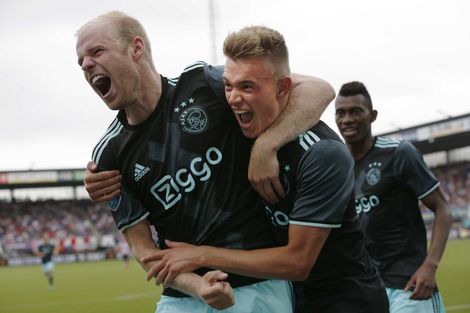 Ook Ajax boekt eerste zege