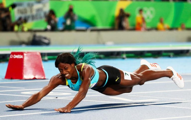 Shaunae Miller dives across line to win 400m gold