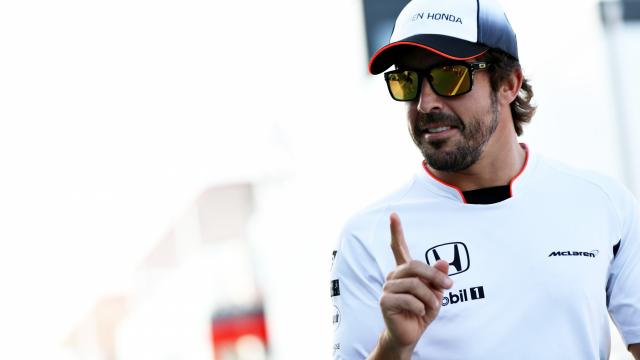 Alonso vindt dat Formule 1 voorbeeld moet nemen aan voetbal