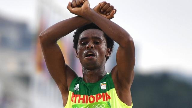 Ethiopische marathonloper Lilesa keert uit angst niet terug uit Rio na Spelen