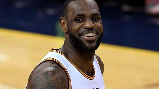 LeBron James verlengt contract voor drie seizoenen bij Cleveland Cavaliers