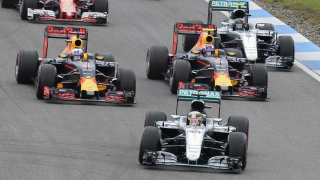 Mercedes-directeur blij met toenemende concurrentie Red Bull