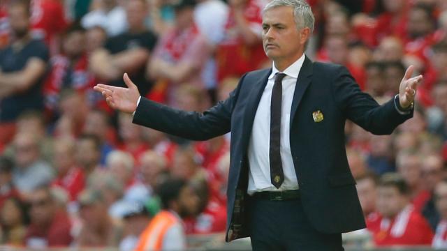 Mourinho draagt zege United op aan voorganger Van Gaal