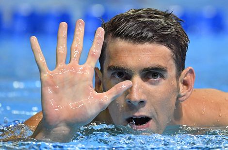 Phelps draagt Amerikaanse vlag in Rio