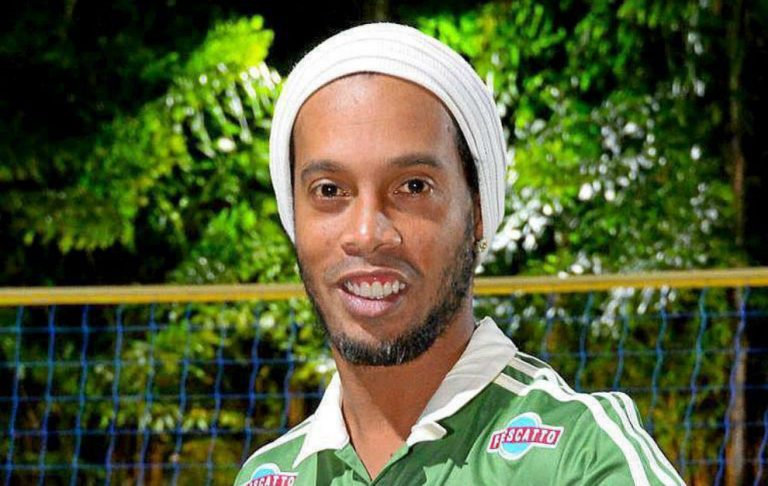 Barcelona ‘re-sign’ Ronaldinho