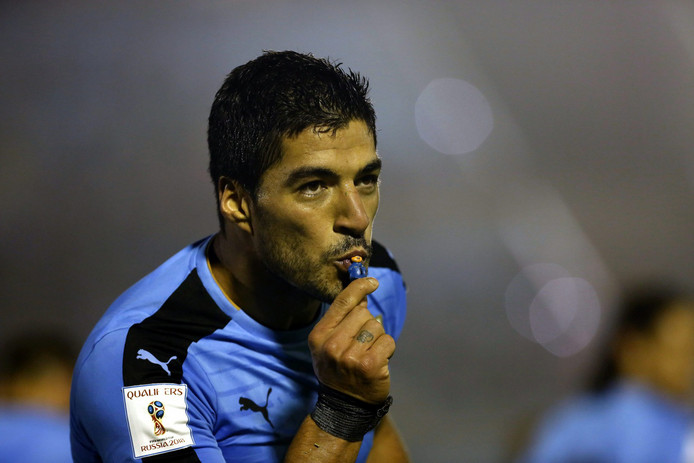 Spaanse voetbalsters lezen Luis Suárez de les