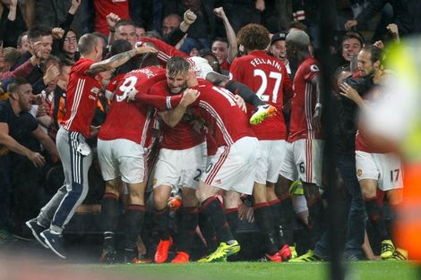 Fans Manchester boos op halflege Kuip