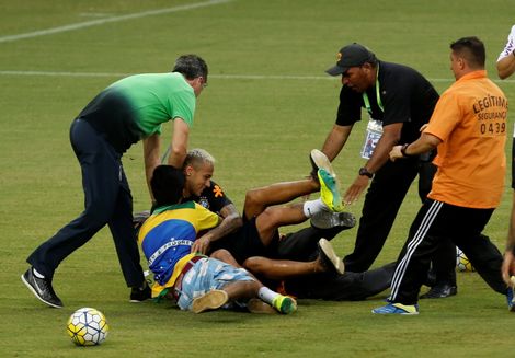 Fan loopt Neymar ondersteboven