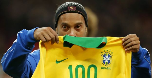 Ronaldinho (36) kondigt afscheid aan: ‘Ik ben inmiddels een oude man’.