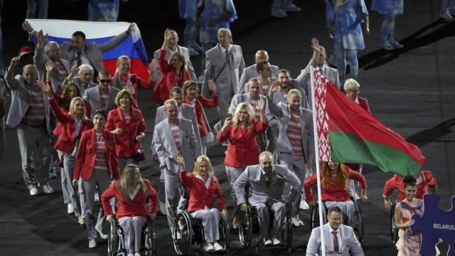 Wit-Rus zwaait met vlag van geschorst Rusland in Rio