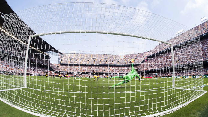 Penaltykiller Alves lichtpuntje bij geplaagd Valencia