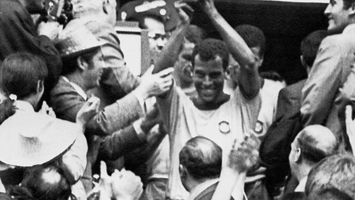 Braziliaanse voetballegende Carlos Alberto overleden