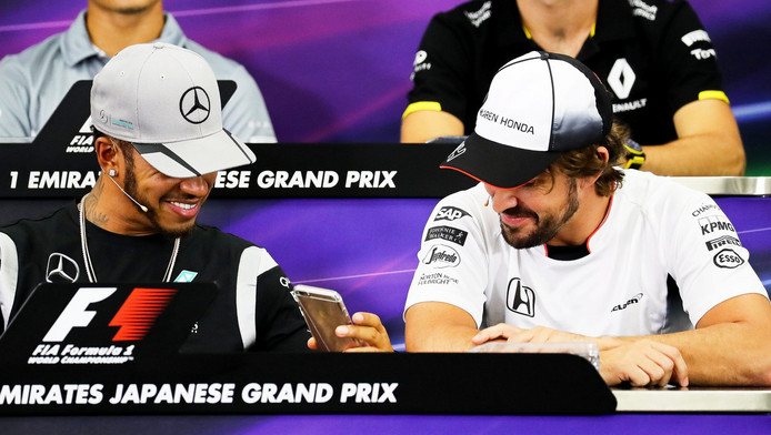 Hamilton druk met Snapchat tijdens persconferentie