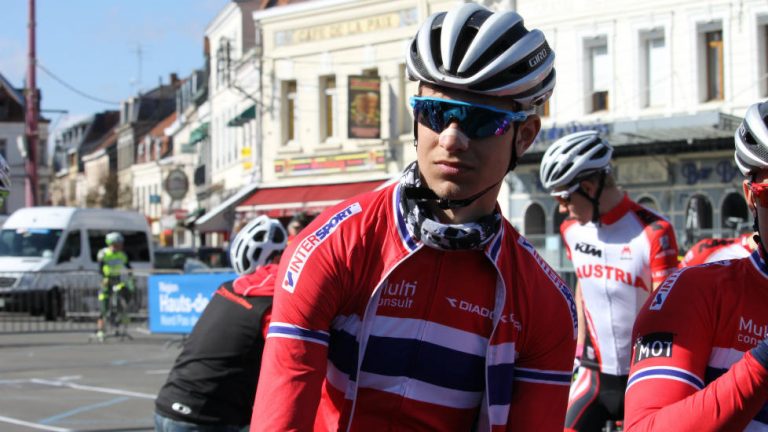 Noorse junior stuiptrekkend op de grond bij WK in Qatar