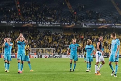Van Persie blijft maar shirtjes ruilen