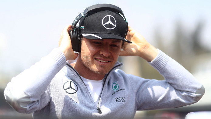 Koploper Rosberg wijzigt aanpak niet