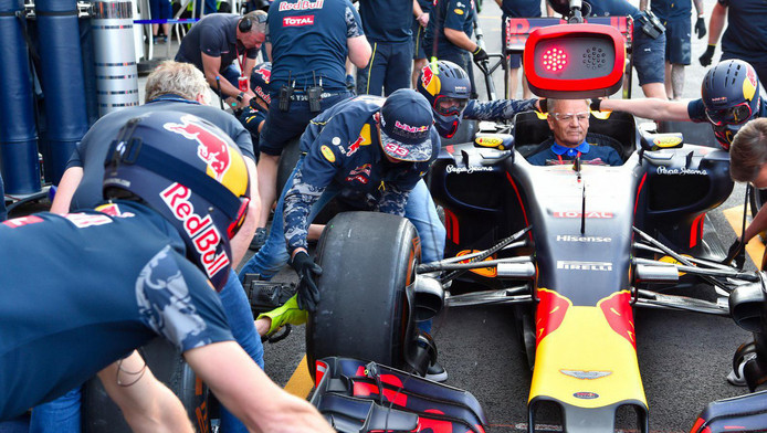 Max Verstappen regelt zijn eigen pitstop bij Red Bull