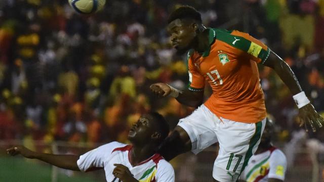 FIFA onderzoekt gebaar PSG-verdediger Aurier