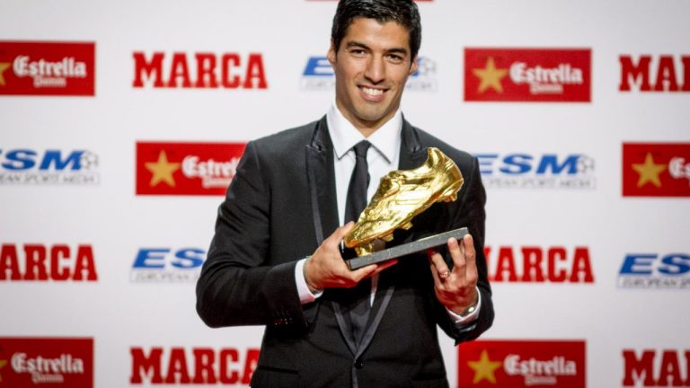 Evra feliciteert Luis Suárez met Gouden Schoen