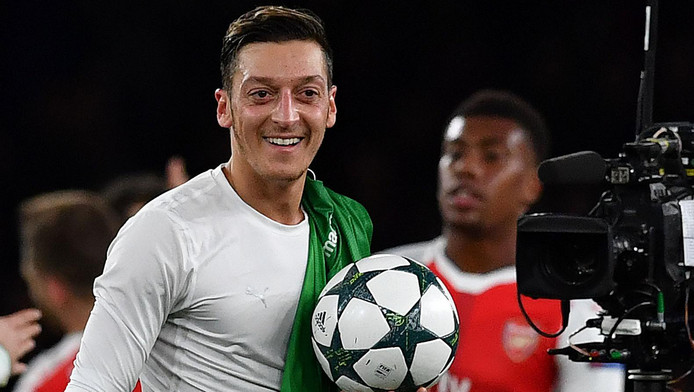 Pires vergelijkt makkelijk scorende Özil met Bergkamp