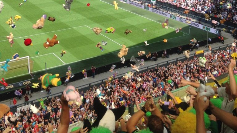ADO-fans genomineerd voor FIFA Fan Award na knuffelactie
