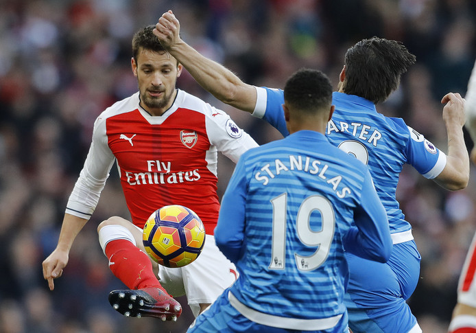 Arsenal-back Debuchy weer lange tijd uitgeschakeld