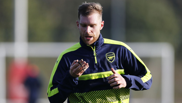 Mertesacker meldt zich op trainingsveld