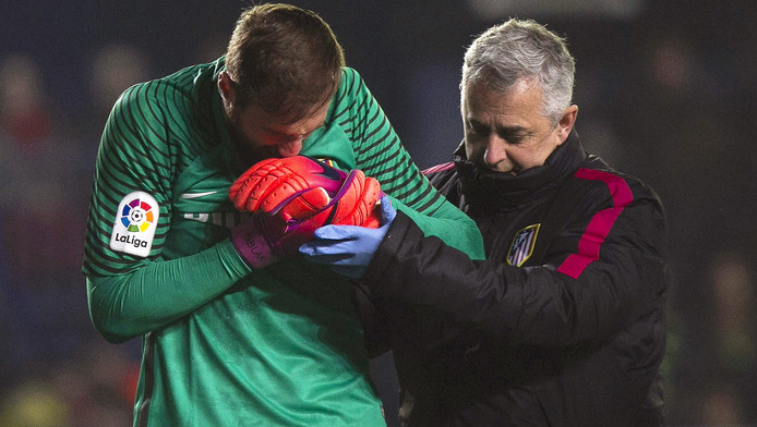 Schouder uit kom bij doelman Oblak