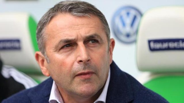 VfL Wolfsburg ontslaat topman; onduidelijkheid over transfer Bazoer