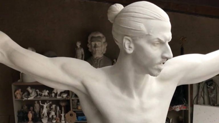 Zlatan brengt bezoekje aan eigen standbeeld in Zweden