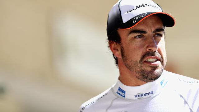 ‘Alonso sluit overstap naar Mercedes uit en blijft McLaren trouw’