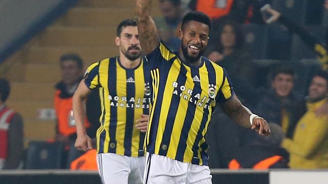 Fenerbahçe mede dankzij Lens langs Trabzonspor,