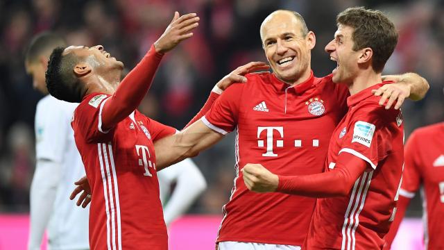 Robben helpt Bayern aan winst op Wolfsburg en koppositie