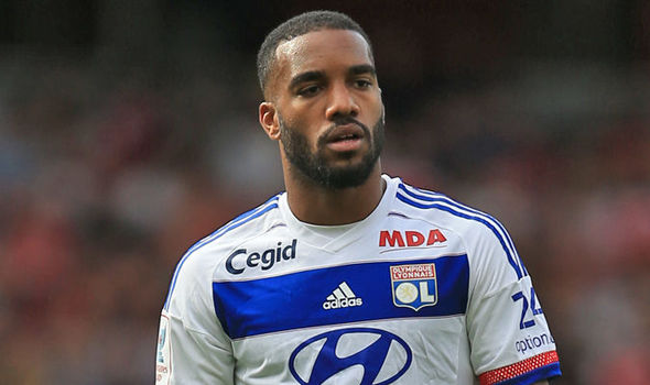 Bod van zeventig miljoen op Lacazette afgewezen: ‘Hij is onmisbaar’