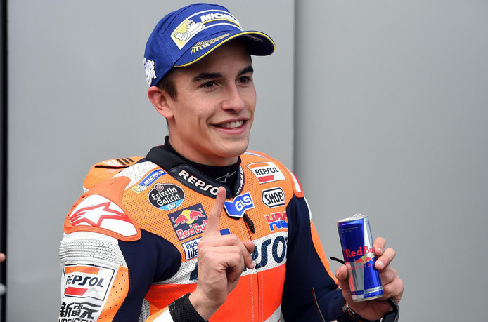 Márquez scheurt met motor over skipiste