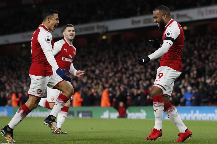 Briljante Özil leidt Arsenal naar klinkende zege, Chelsea wint nipt