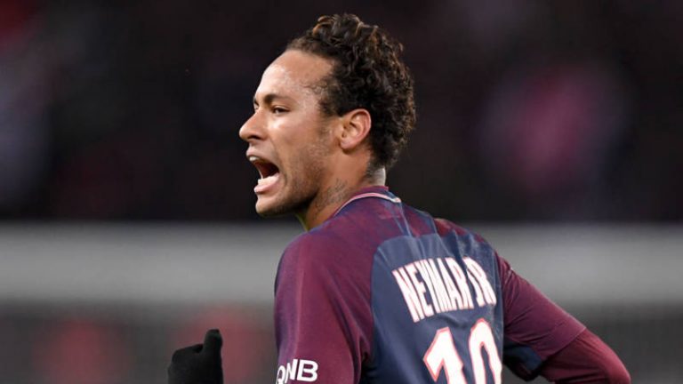 Neymar scoort vier keer, Cavani evenaart Ibrahimovic