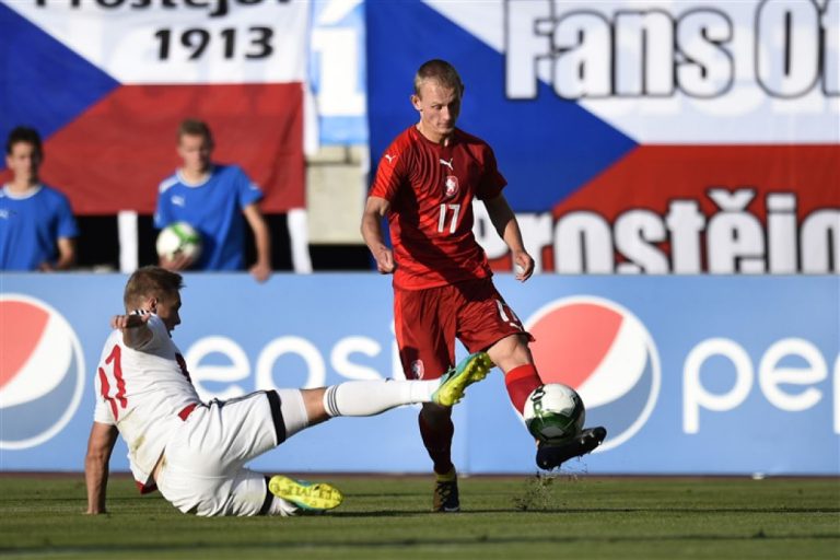 AZ haalt jeugdinternational Mihalik