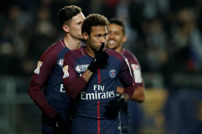 PARIS SAINT-GERMAIN SIMPEL DOOR IN FRANSE BEKER