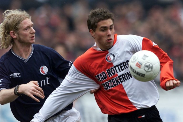 OUD-FEYENOORDER HANGT VOETBALSCHOENEN AAN DE WILGEN