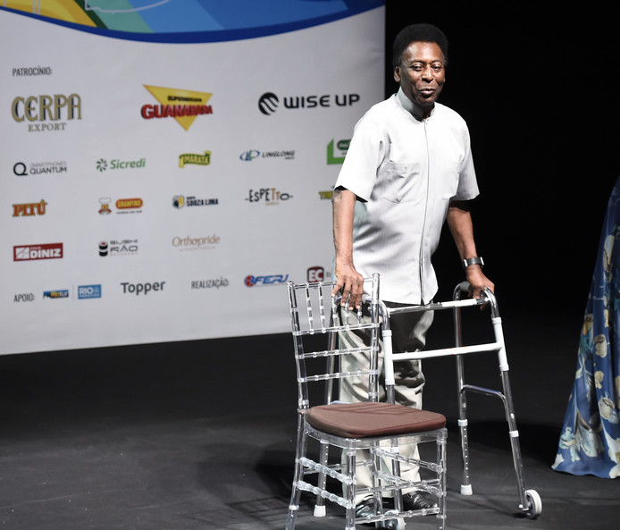 Pelé flauwgevallen door oververmoeidheid