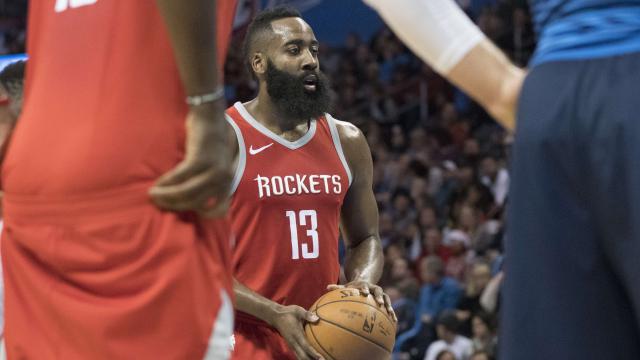Harden zet NBA-record op zijn naam met zestig punten en triple-double