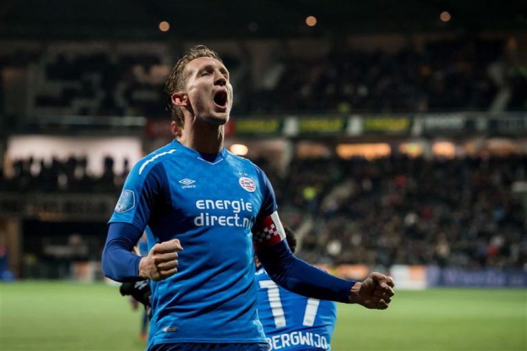 PSV ontsnapt in Almelo in de allerlaatste seconde