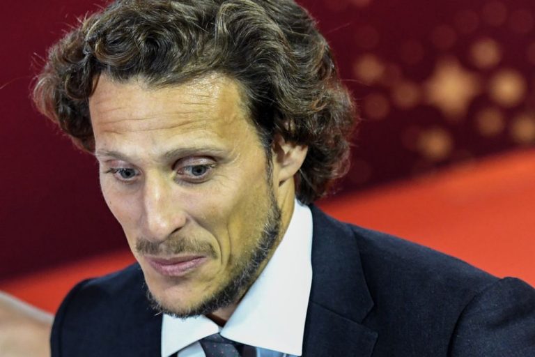 VOORMALIG WK-STER FORLÁN TREKT VOETBALSCHOENEN WEER AAN