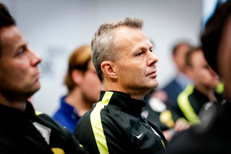 KUIPERS HANTEERT FLUIT TIJDENS KLASSIEKER