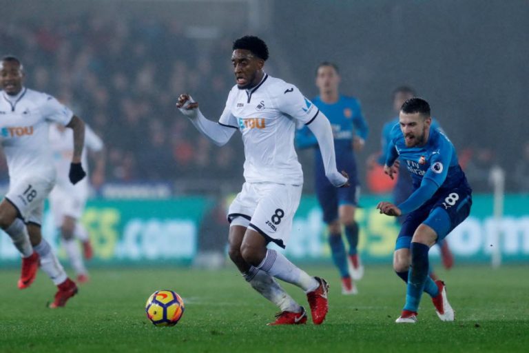 Swansea stunt tegen Arsenal en stijgt flink